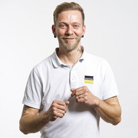 Team von Norma Reiden AG – Türenmonteur: Henry Brückner Portraitaufnahme von Henry Brückner im Team – Türenmontage bei der Norma Reiden AG.