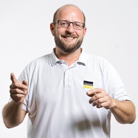 Team von Norma Reiden AG – Türenmonteur: Michael Jente Portraitaufnahme von Michael Jente, im Team – Türenmontage bei der Norma Reiden AG.