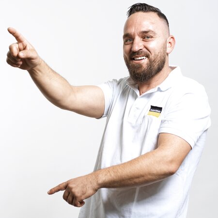 Team von Norma Reiden AG – Türenmonteur: Qefser Avdiu Portraitaufnahme von Qefser Avdiu, im Team – Türenmontage bei der Norma Reiden AG.