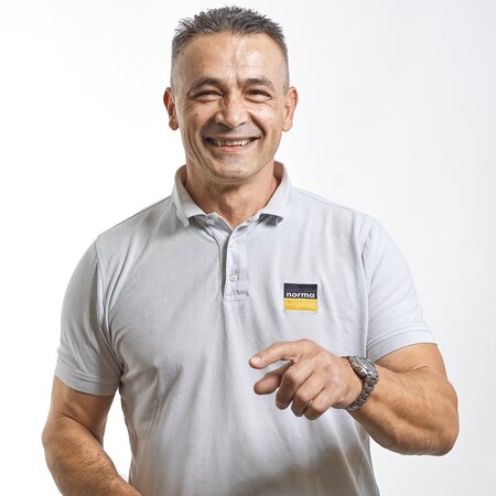 Team von Norma Reiden AG – Chauffeur: Safet Ceranic Portraitaufnahme von Safet Ceranic, im Team – Chauffeur bei der Norma Reiden AG.